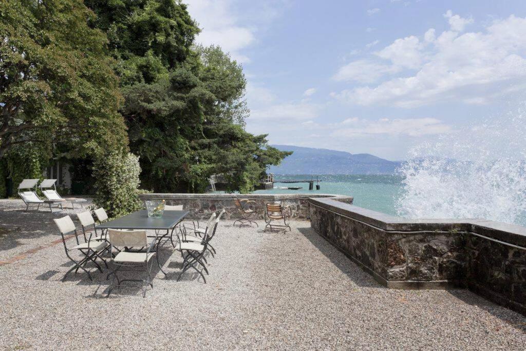 Villa Ondina - Wonderful villa with private beach and big garden - Housity