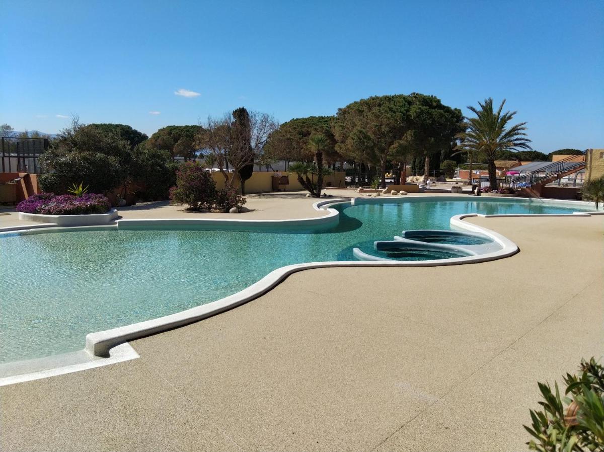Mobil home à 100 m des plages dans camping 4 étoiles avec vue sur la montagne - Housity