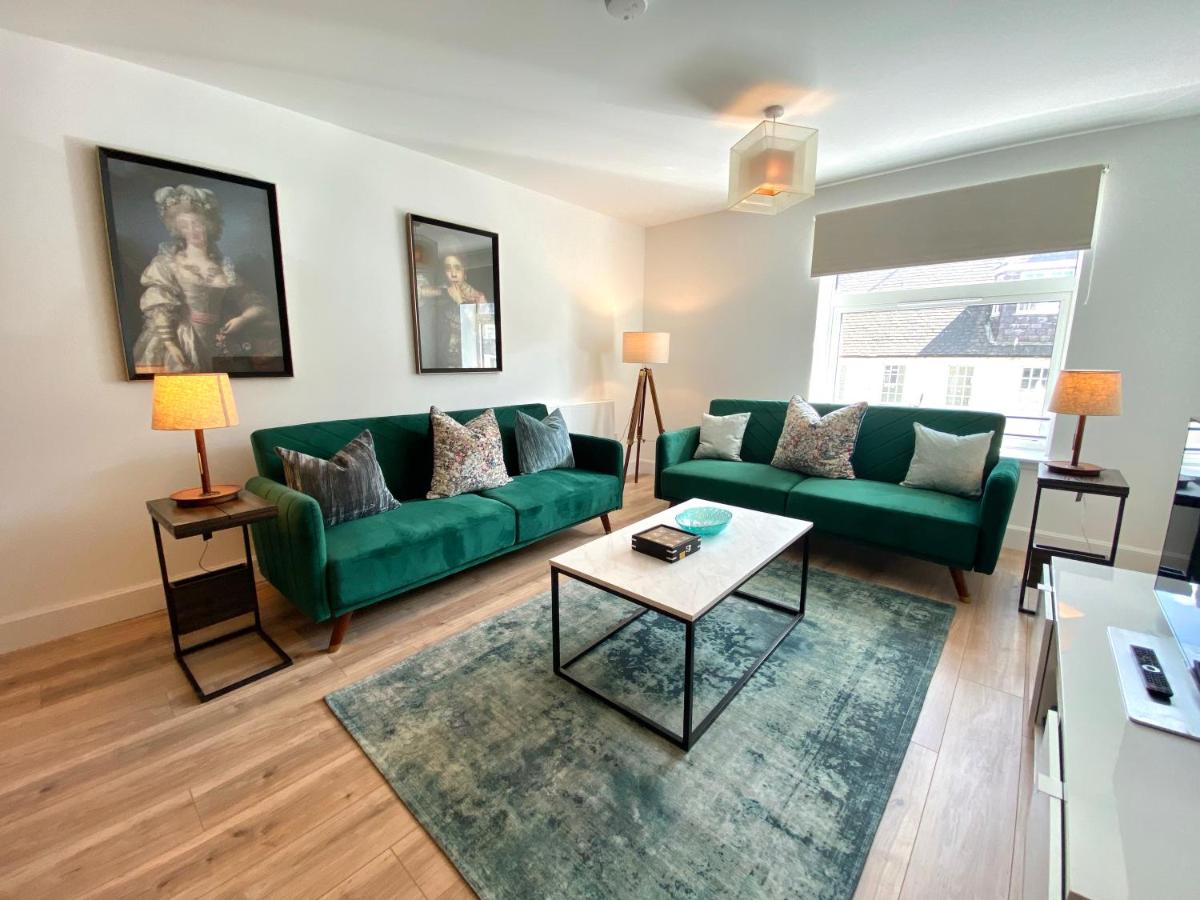 High Street, Stylish City Centre Apartment, 3 Bed - Housity
