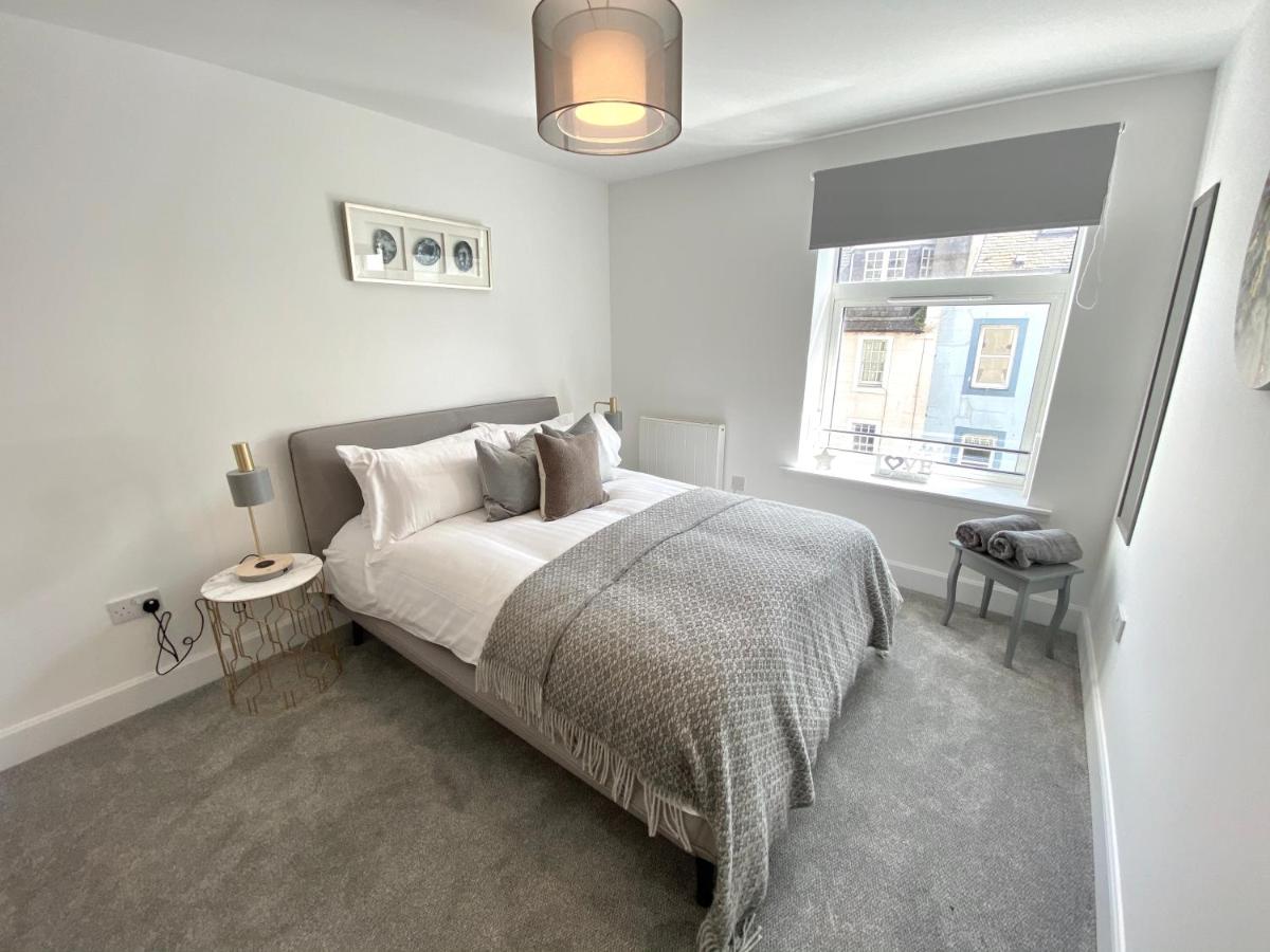 High Street, Stylish City Centre Apartment, 3 Bed - Housity