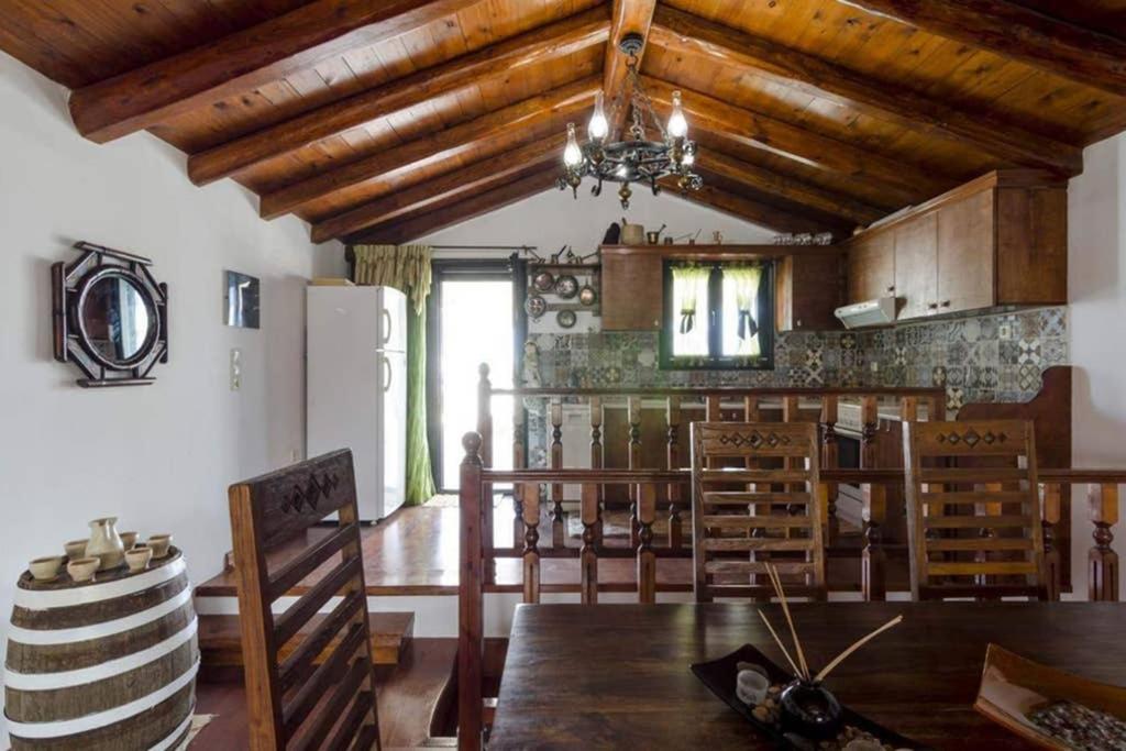 Korina’s wood house - Housity