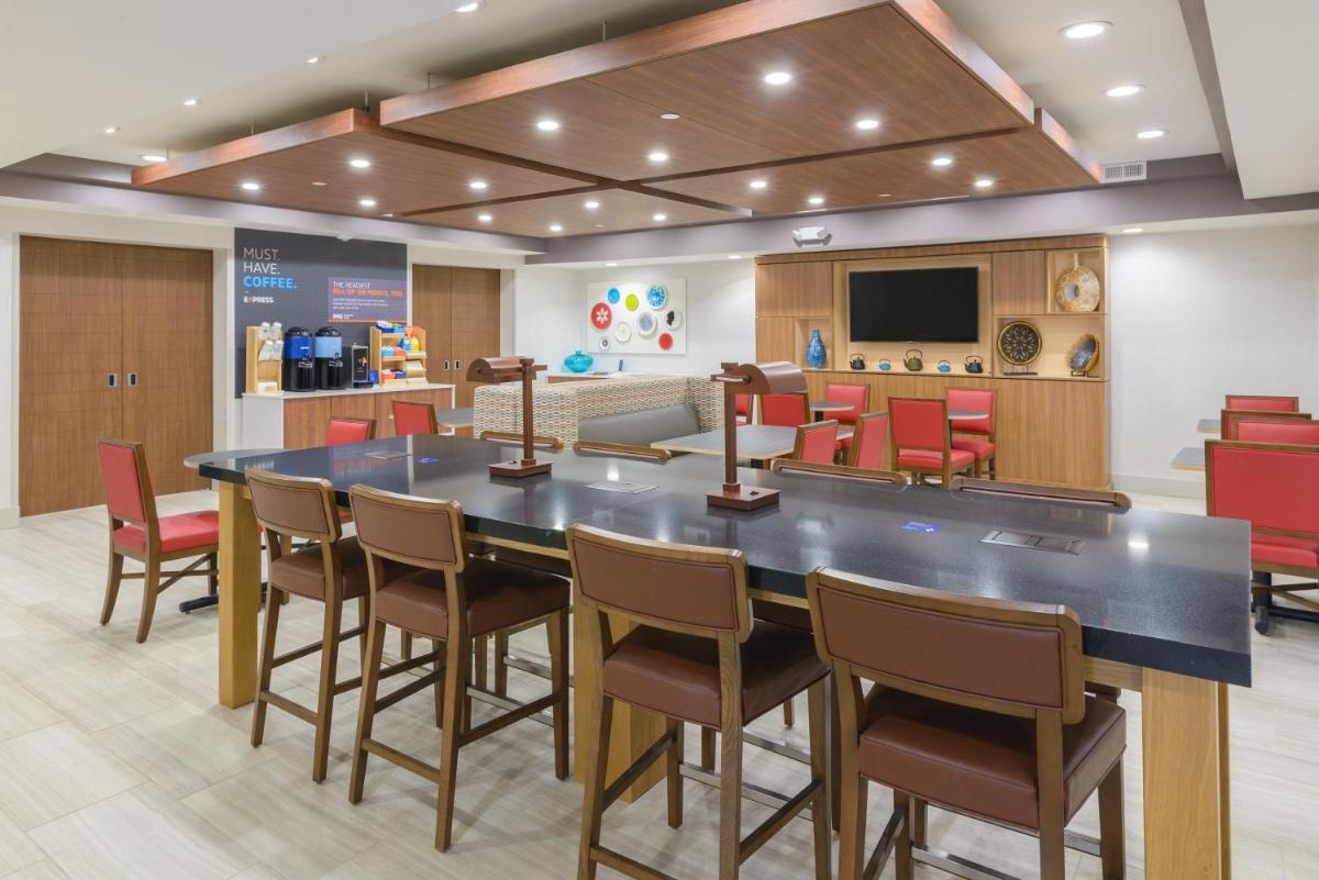 Holiday Inn Express Southington, an IHG Hotel - Housity