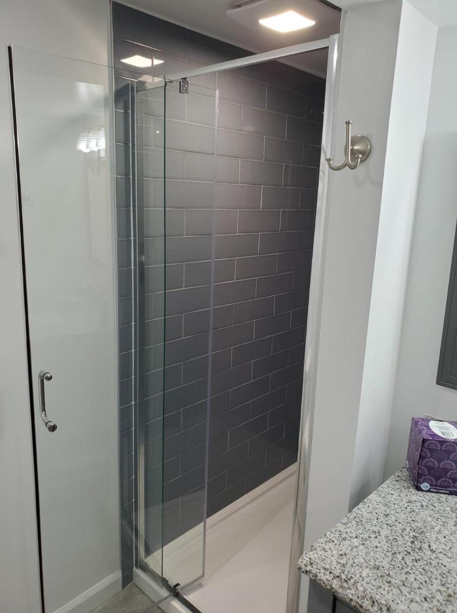 Newly renovated, large one bedroom guest suite close to Washington DC in a quiet neighborhood - Housity