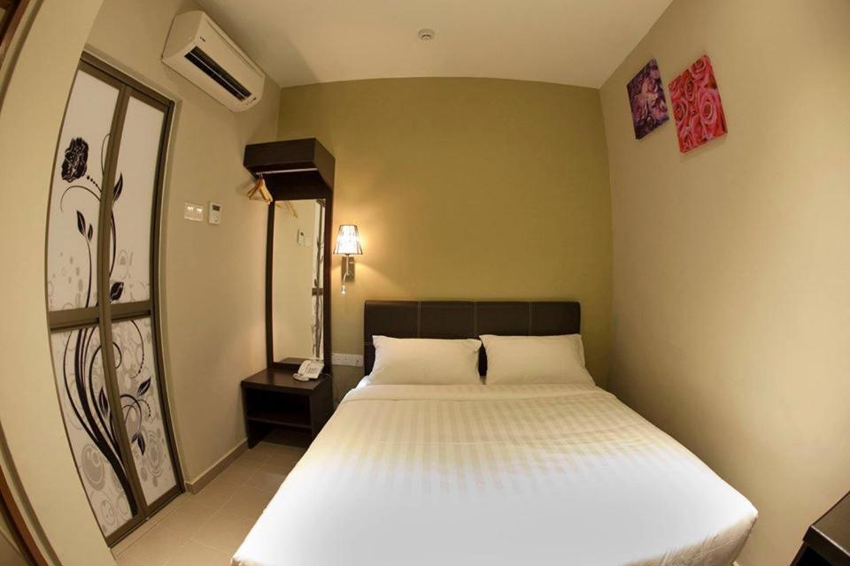 Suitetrails - Ayer Hitam Hotel