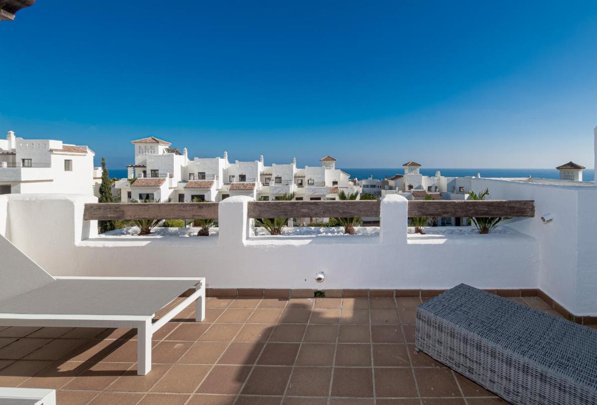 2305 - Luxury villa with sea view and pools - Housity