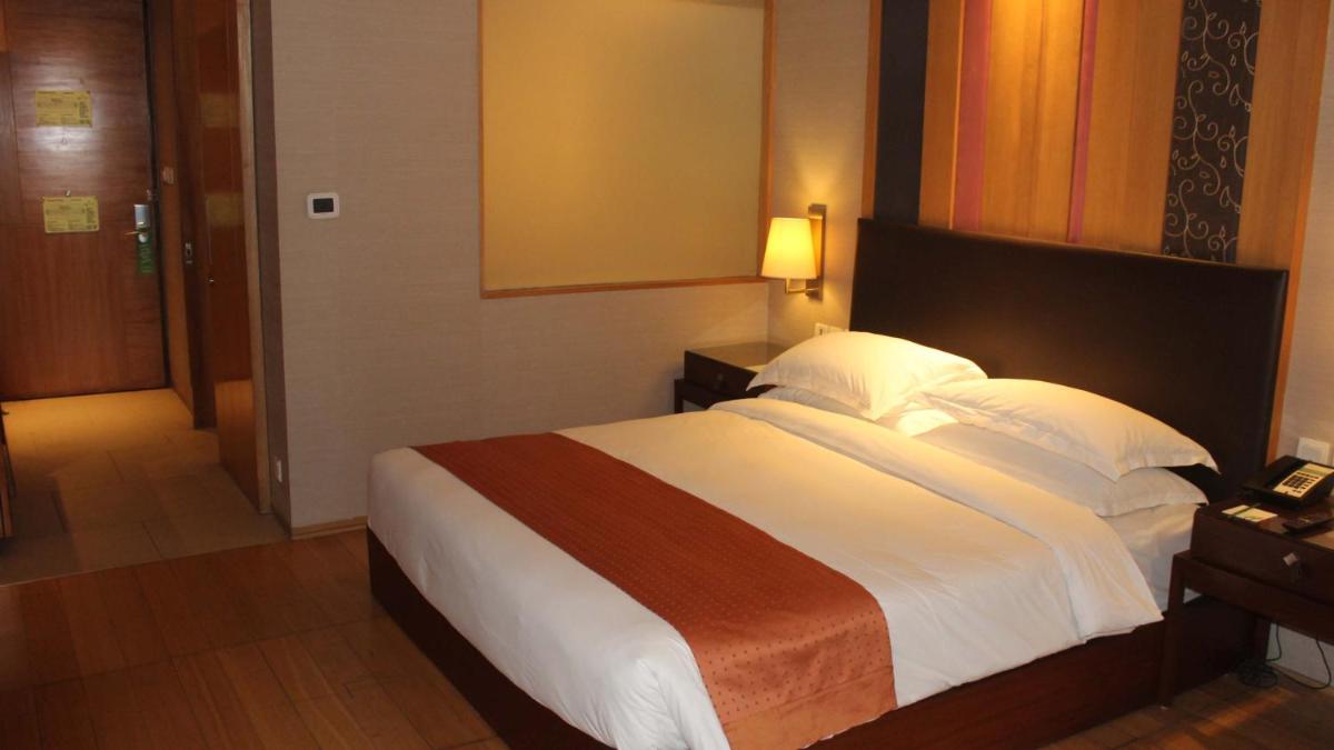 a bedroom with a large bed in a hotel room at Holiday Inn New Delhi Mayur Vihar Noida by IHG in New Delhi a bedroom with a large bed in a hotel room at Holiday Inn New Delhi Mayur Vihar Noida by IHG in New Delhi