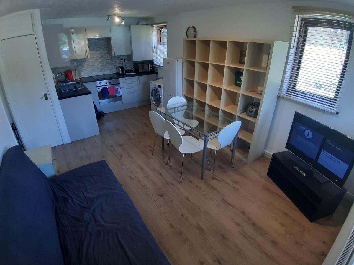 Canary Wharf Apartment - Housity