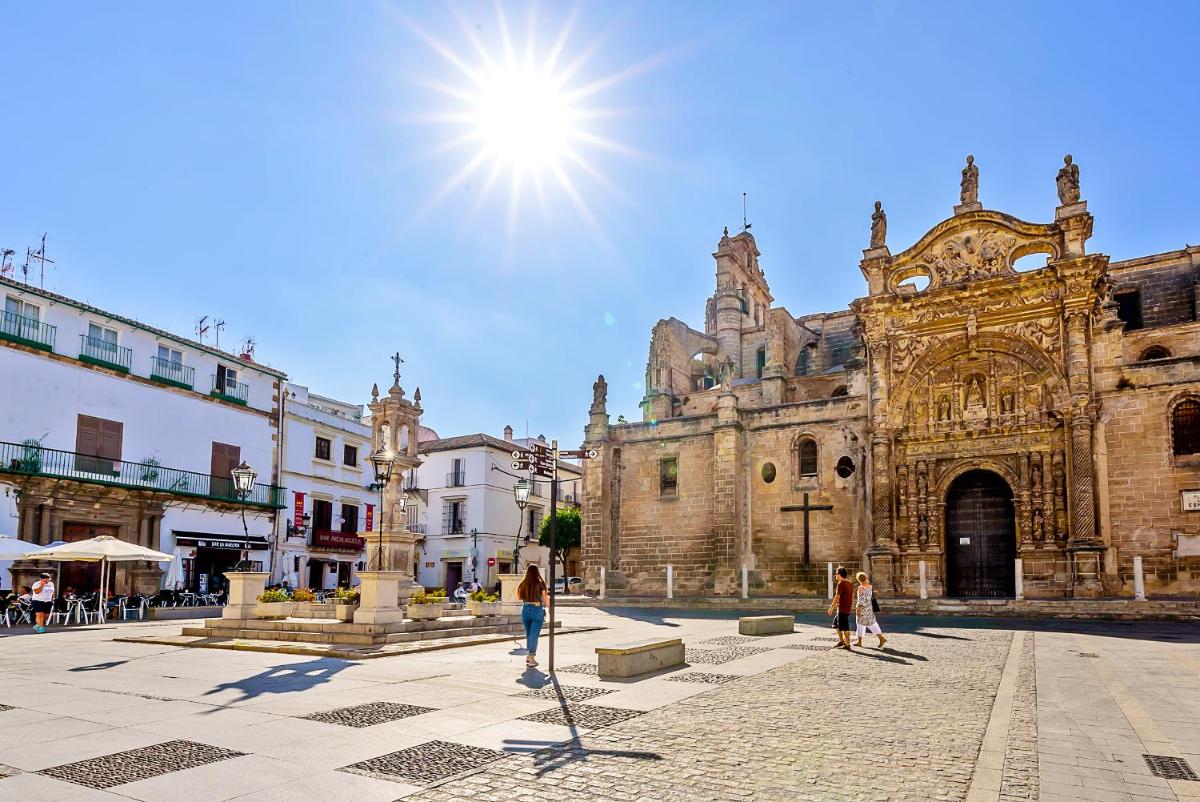 Plaza de Toros 3-Bedroom Apartment with Balcony - Housity