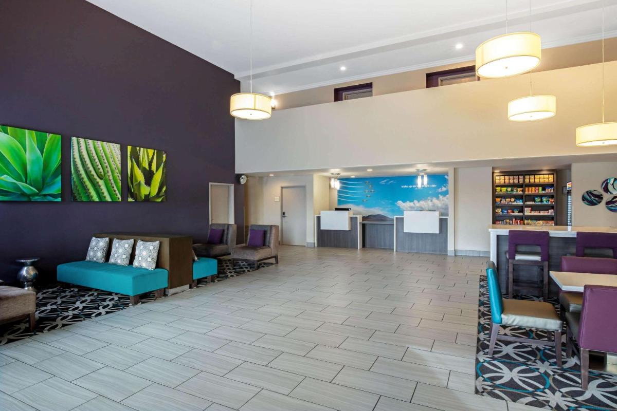 La Quinta Inn & Suites by Wyndham Las Vegas Nellis - Housity