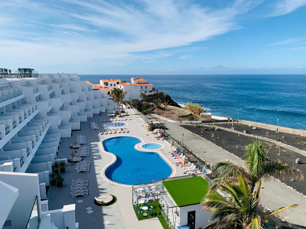 Una vista aérea de un complejo turístico con piscina. en Occidental Roca Negra - Adults Only, en Agaete