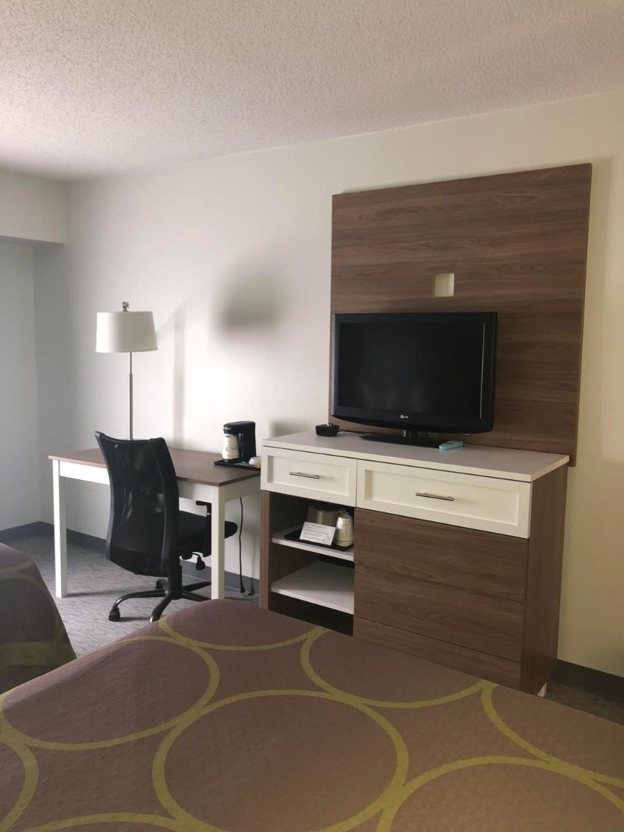 Super 8 by Wyndham Manchester Airport - Housity