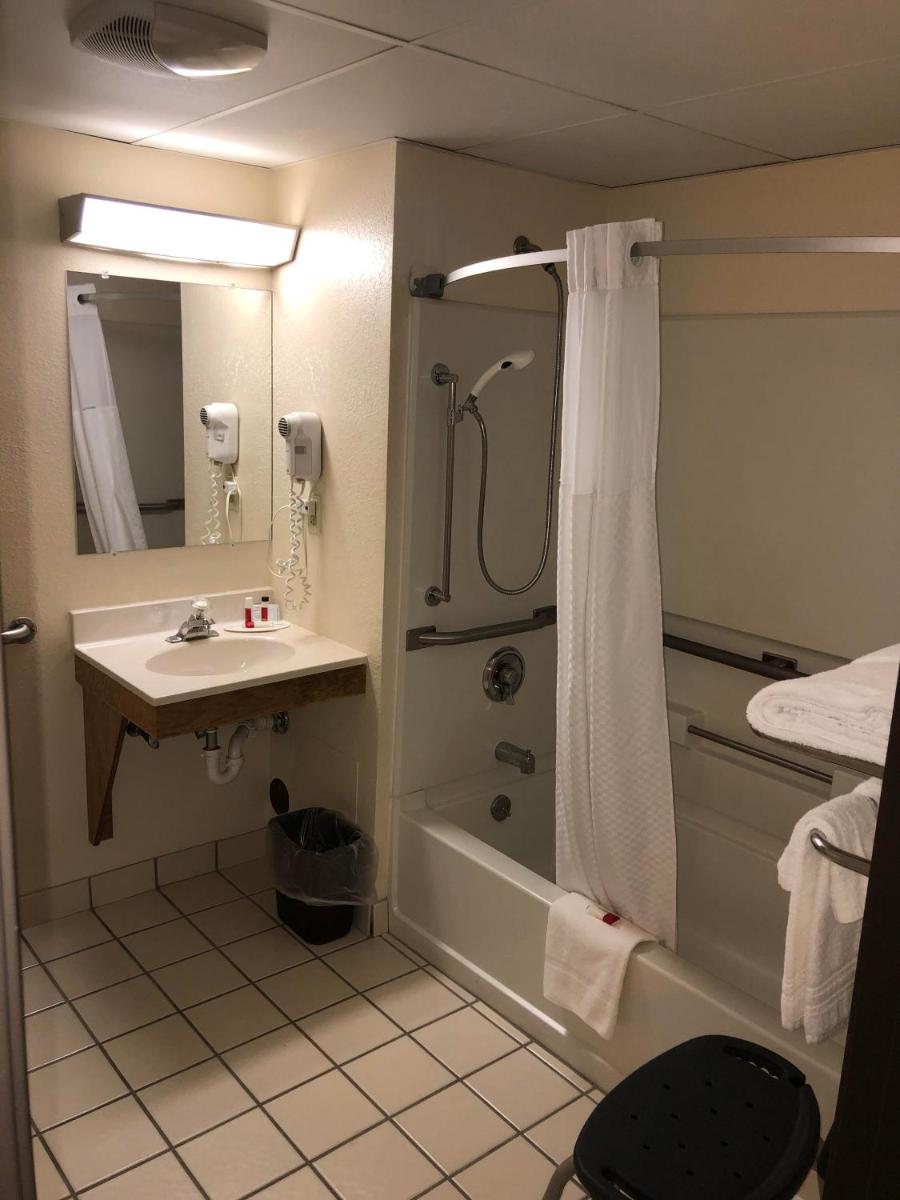 Super 8 by Wyndham Manchester Airport - Housity