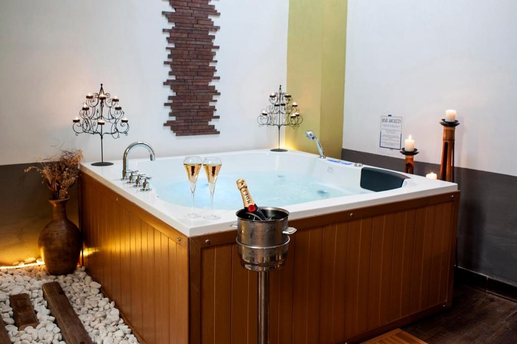bañera grande en una habitación en La Posada del Casar, en Casar de Palomero 57 fotos más
