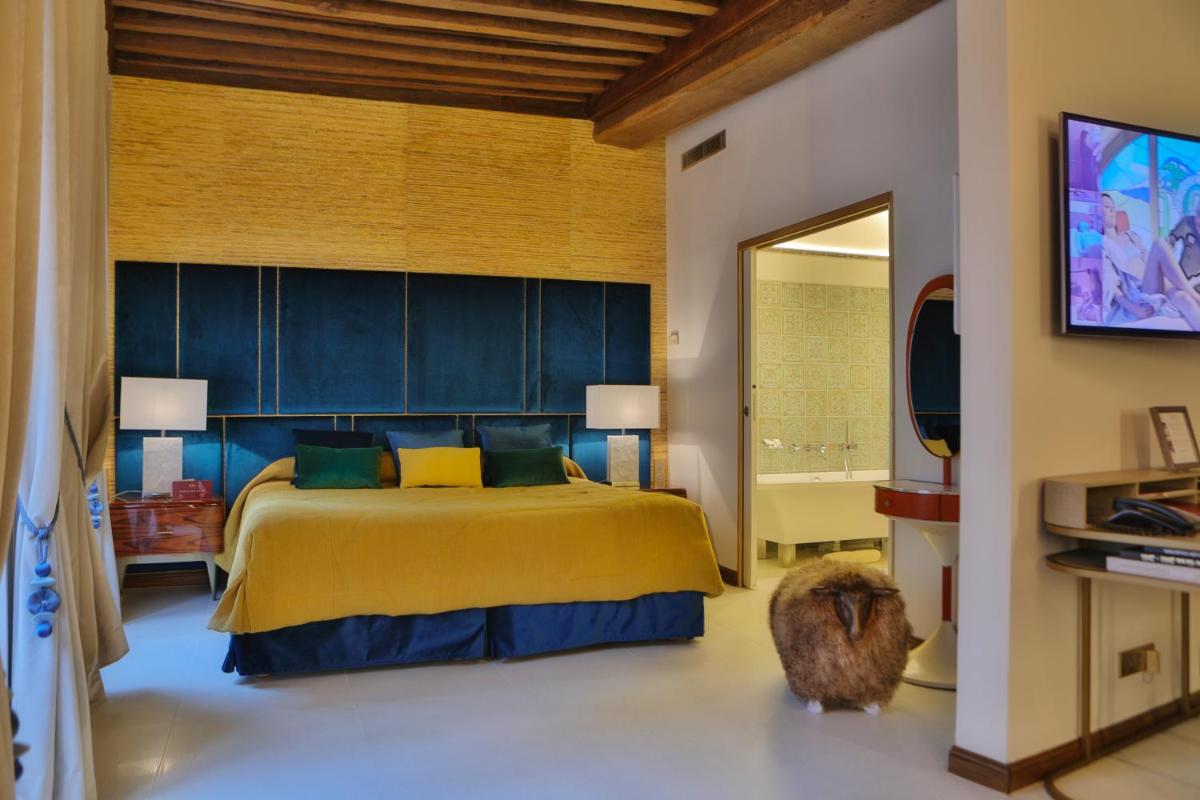 Télévision ou salle de divertissement dans l'établissement Hôtel Le Cep & Spa