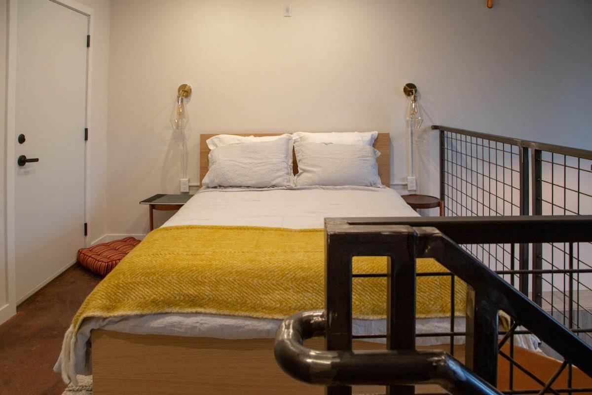 Eco Friendly Loft in Center City, CONTACTLESS CHECK IN - Hive Room - Hizvo