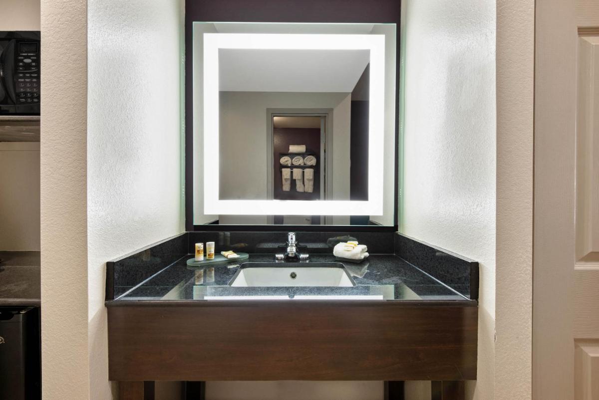 La Quinta by Wyndham New Cumberland - Harrisburg - Housity