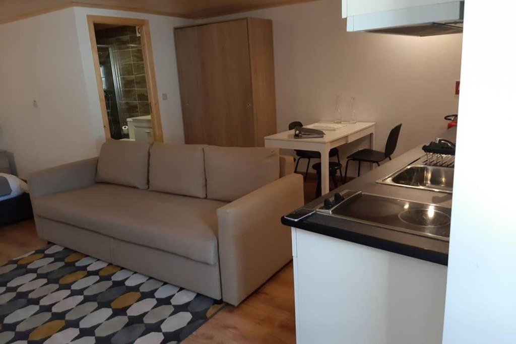 Aurora Papas - Housity