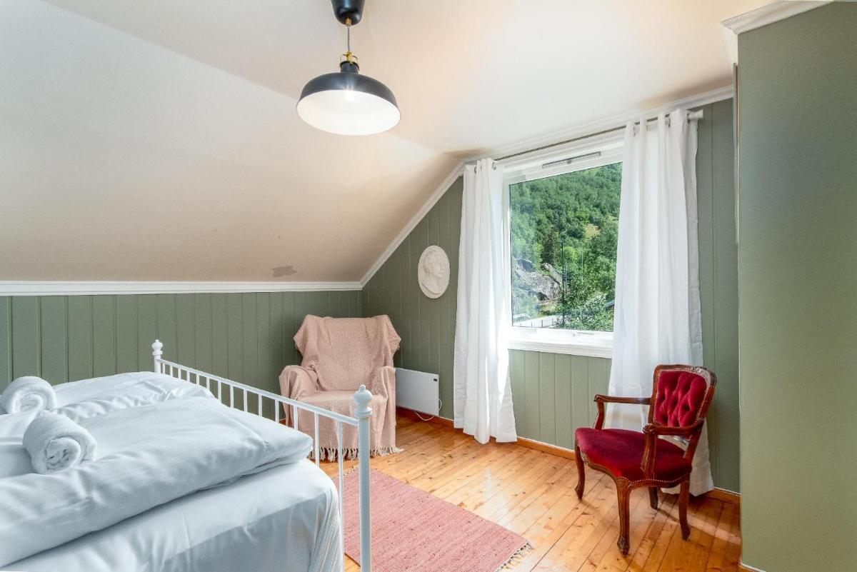 Top floor apartment with view of Flåm valley - Housity