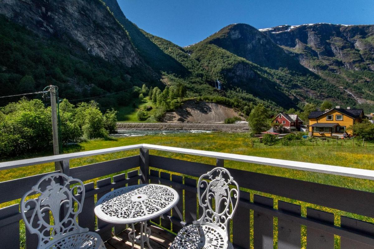 Top floor apartment with view of Flåm valley - Housity
