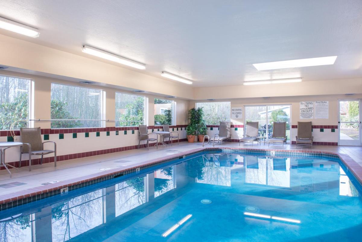 Holiday Inn Express Hotels & Suites Burlington by IHG - Housity
