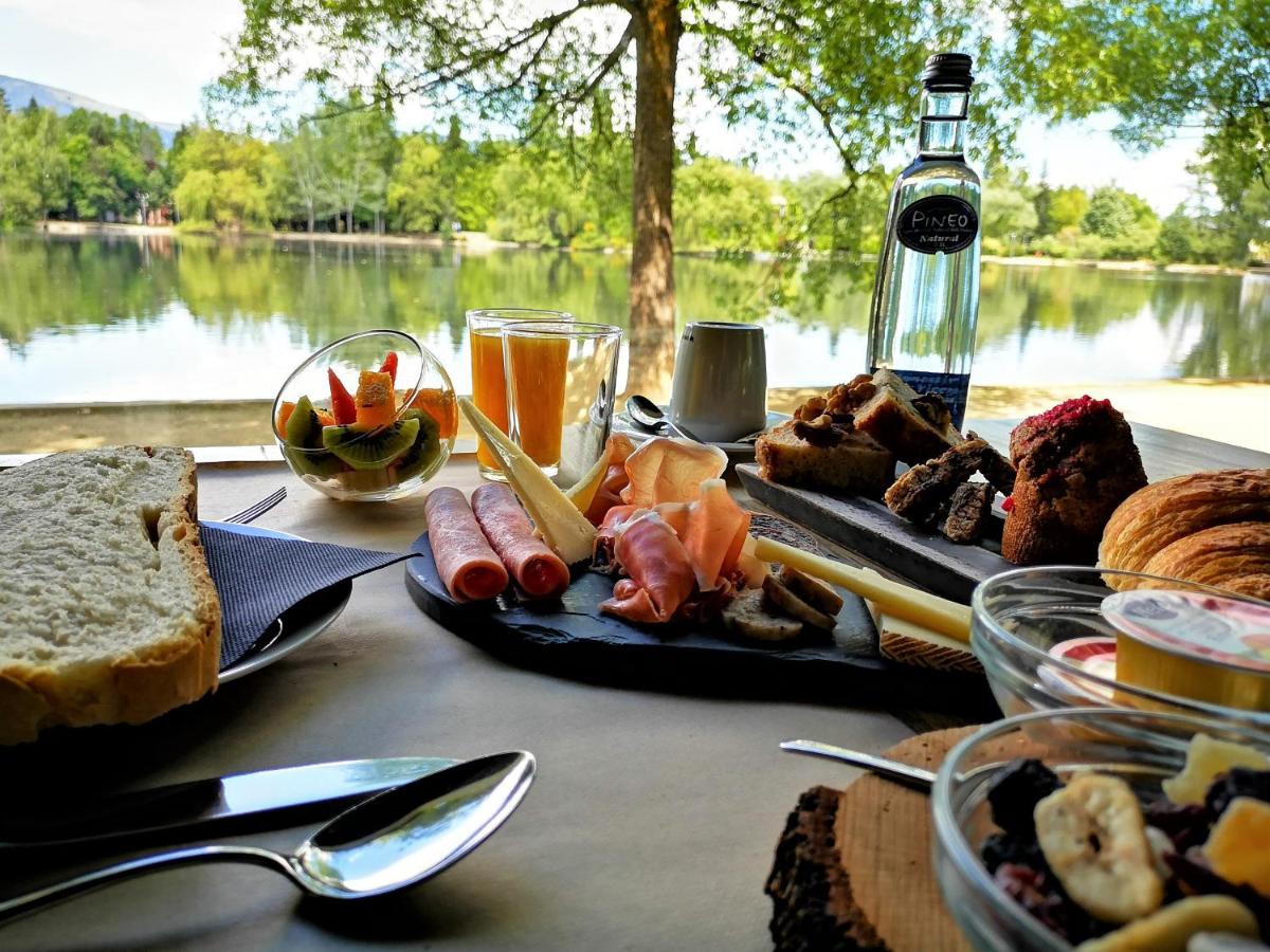 Comida en o cerca de este hotel