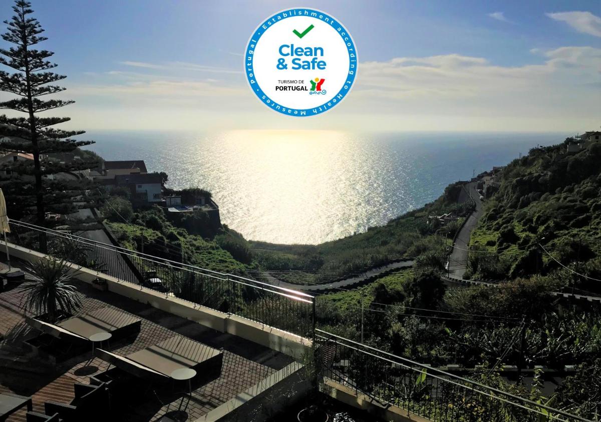 uma vista para o oceano a partir da varanda de uma casa em Hotel Do Campo em Ribeira Brava