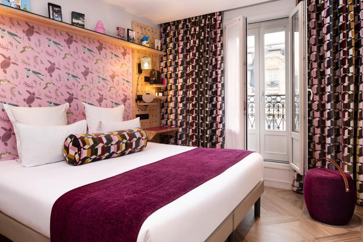 une chambre avec un grand lit et une fenêtre dans l'établissement Hotel Locomo - Gare de Lyon Bastille, à Paris 110 autres photos