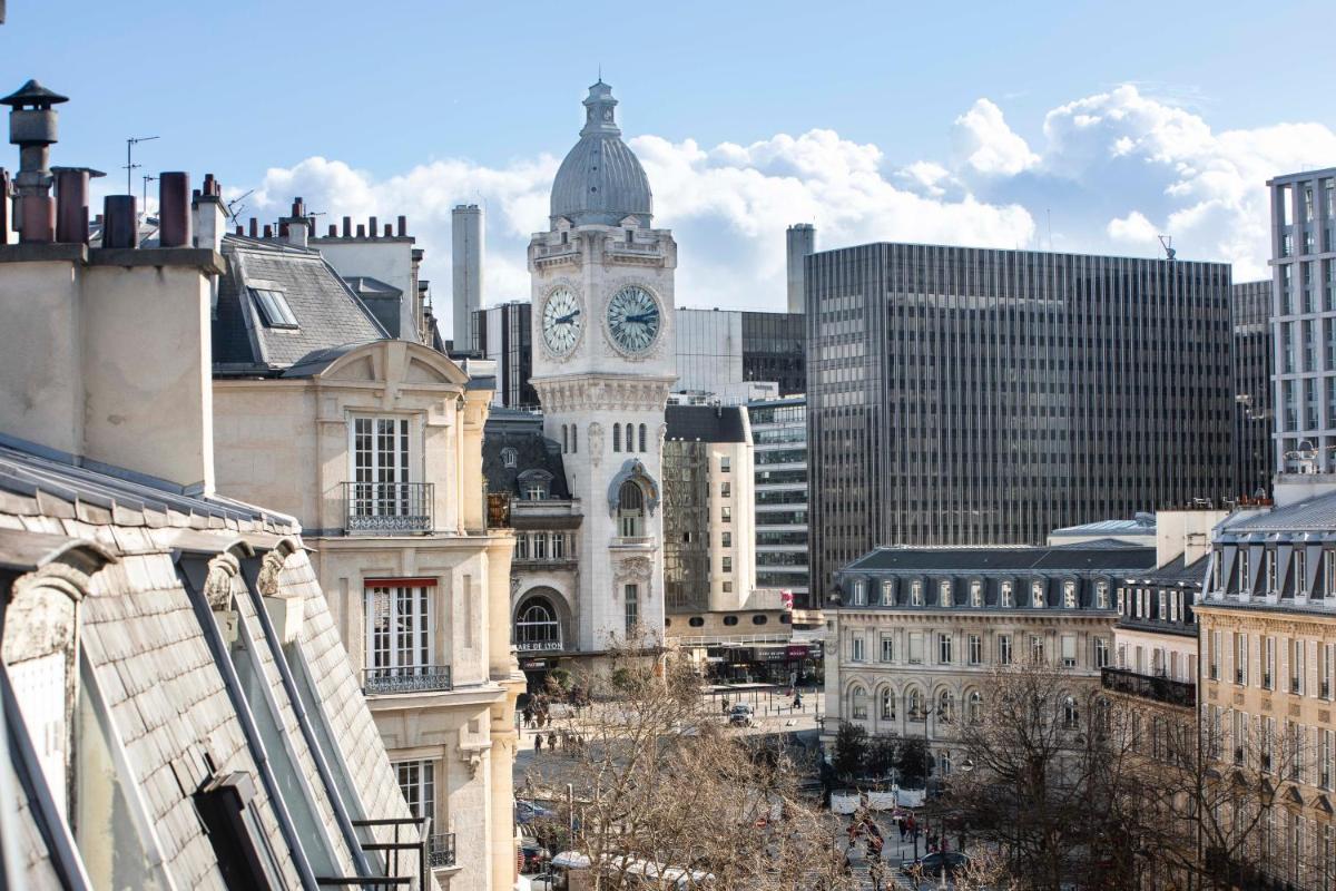 Vue générale sur Paris ou vue de la ville depuis l'hôtel
