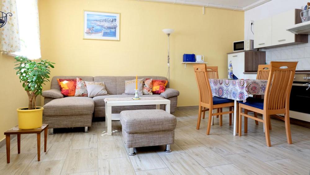 Sylvias Ferienwohnung Nr6 souterrain - Housity