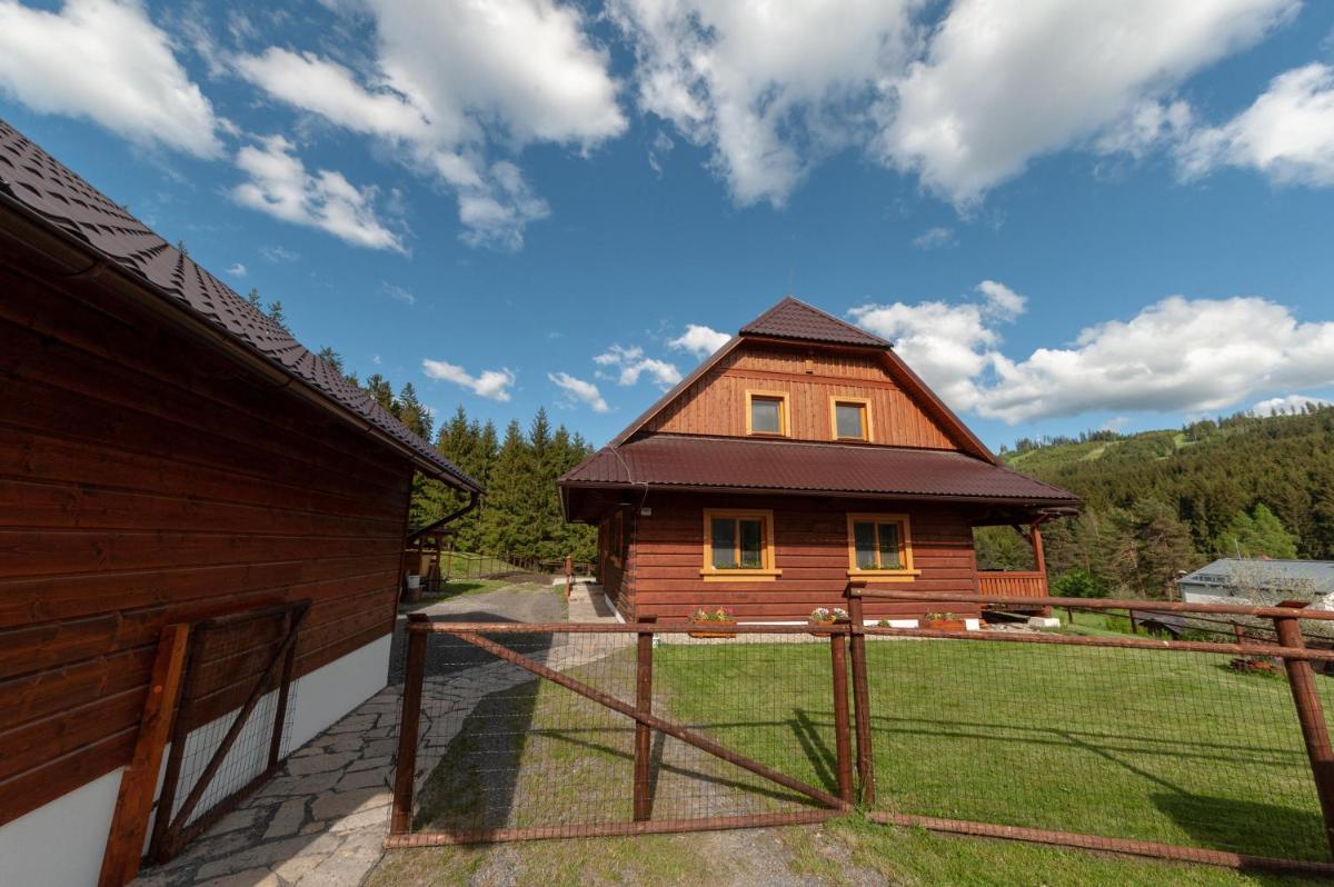 Roubenka Bílá - Housity