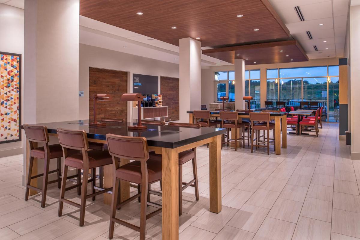 Holiday Inn Express & Suites Farmville by IHG - Housity