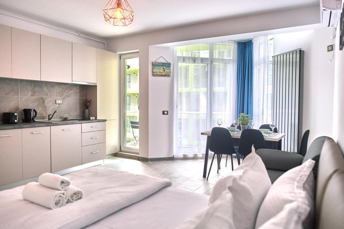 Golden Sunrise studio Spa n Pools Beach resort - Housity