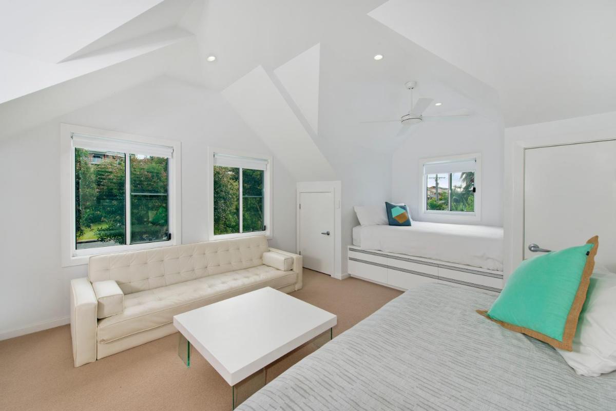 Middle Rock Beach House - Beach Front, Lake Cathie - Housity