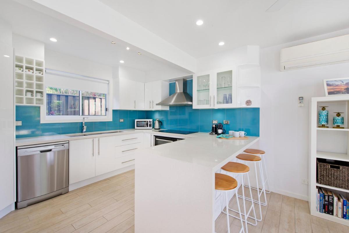 Middle Rock Beach House - Beach Front, Lake Cathie - Housity