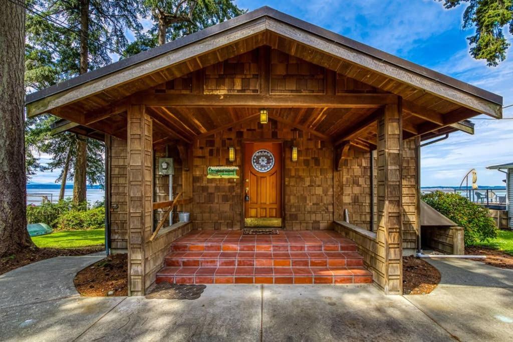 Warm Beach Bungalow - Housity