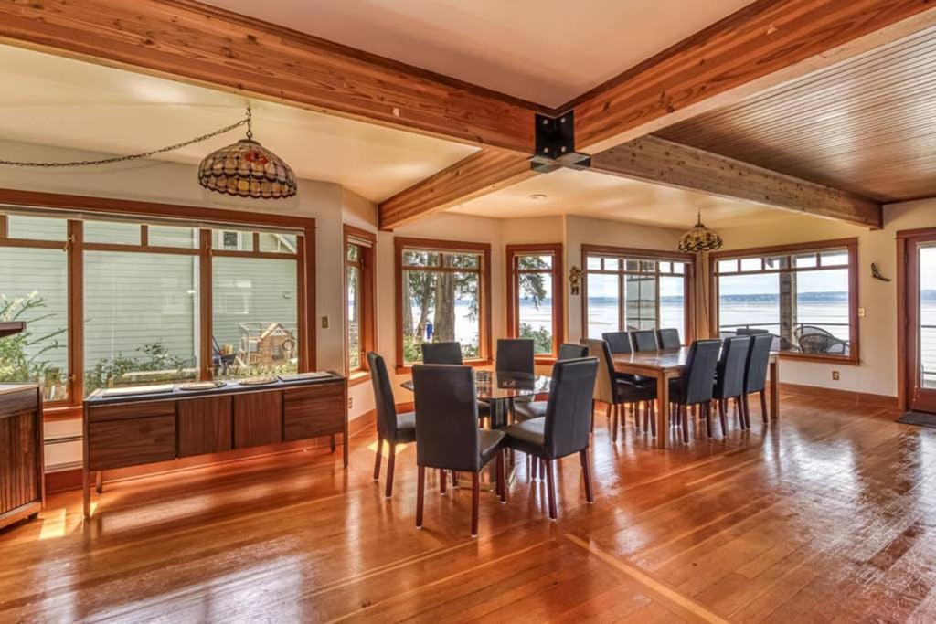 Warm Beach Bungalow - Housity