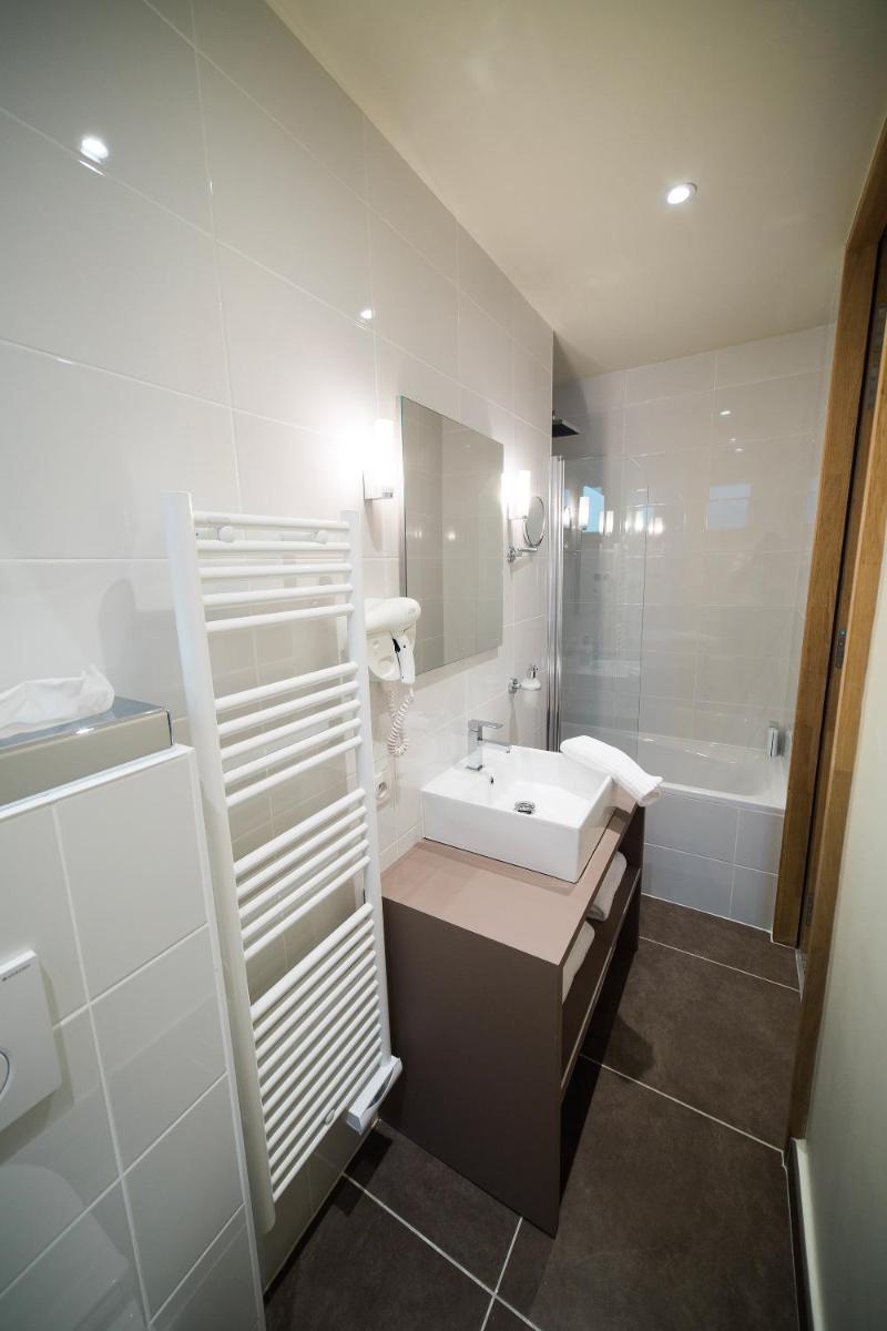 Salle de bains dans l'établissement Hôtel des Princes, Chambéry Centre