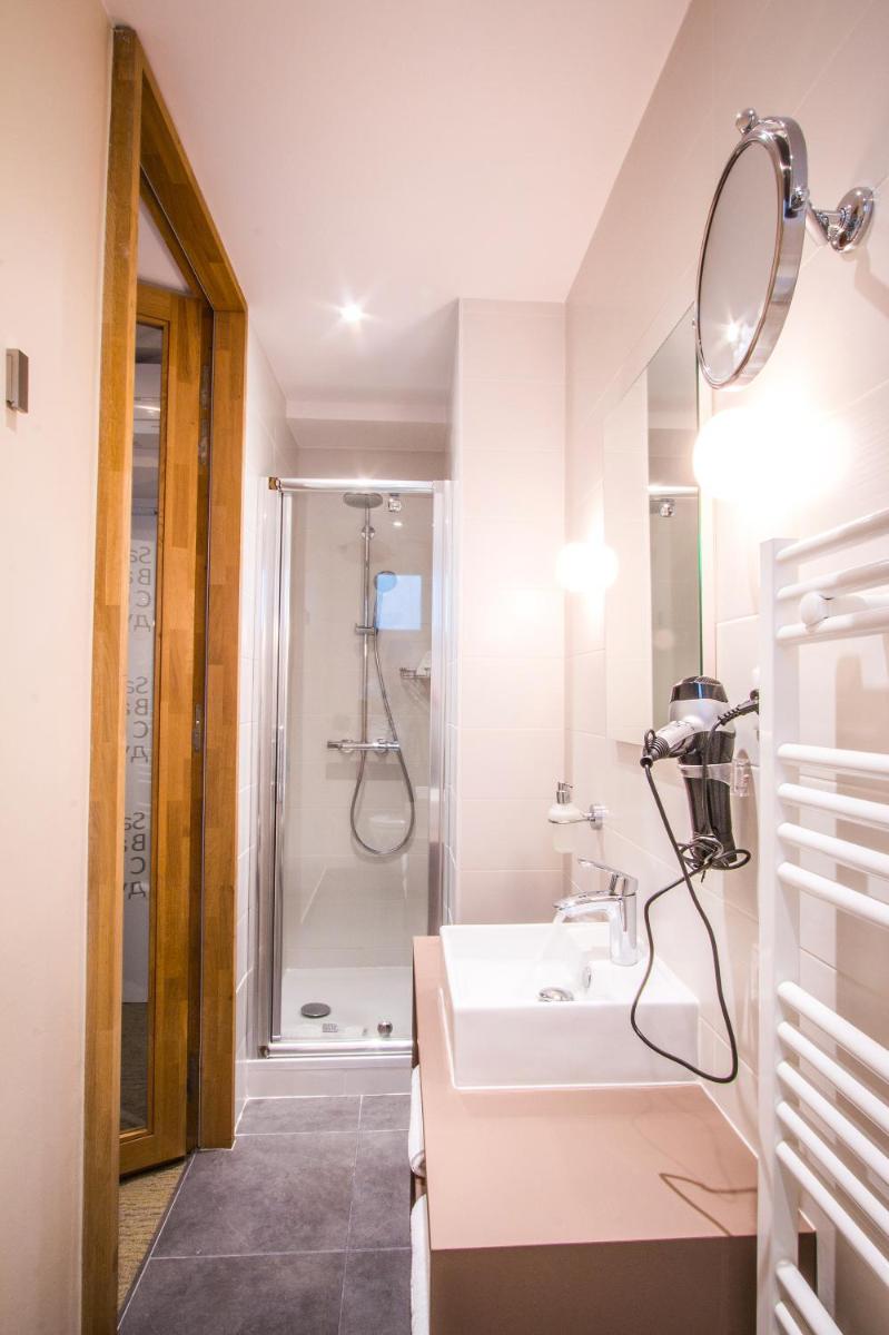 Salle de bains dans l'établissement Hôtel des Princes, Chambéry Centre