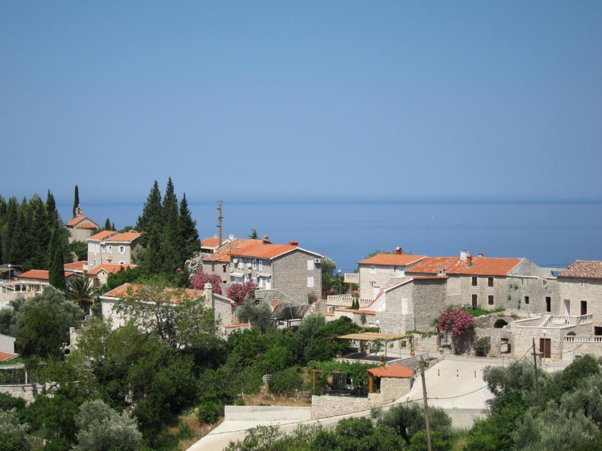 Reževići Apartments - Housity