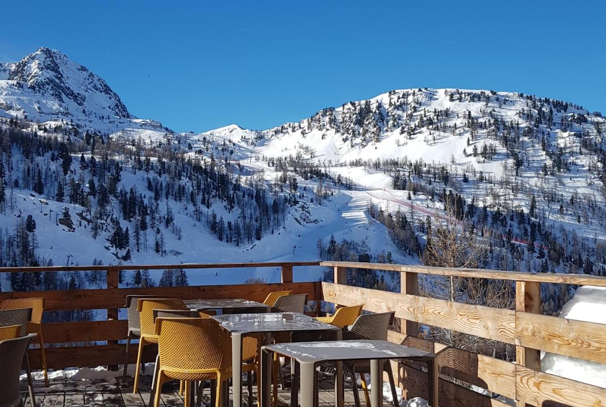 Vue générale sur la montagne ou vue sur la montagne depuis l'hôtel