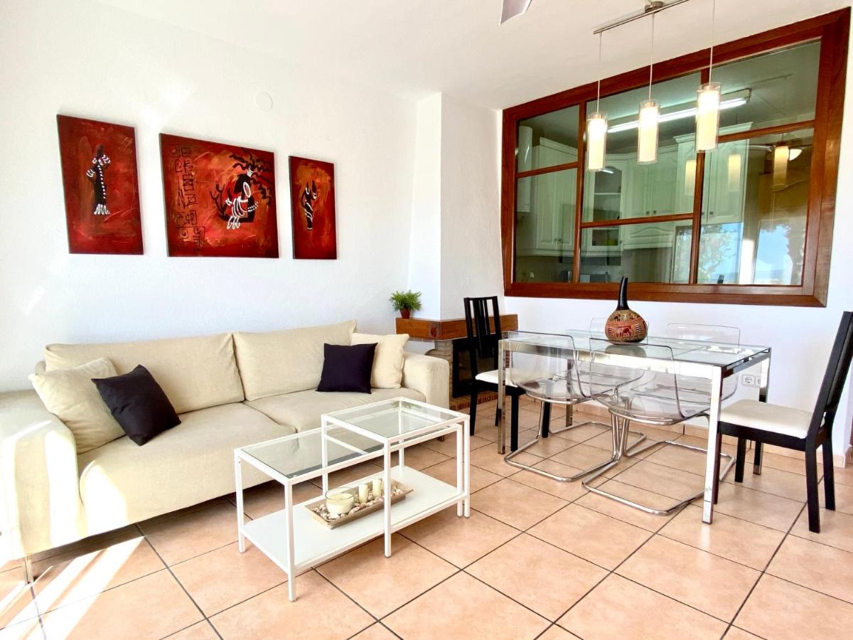 House in front of the beach with sea view - Housity