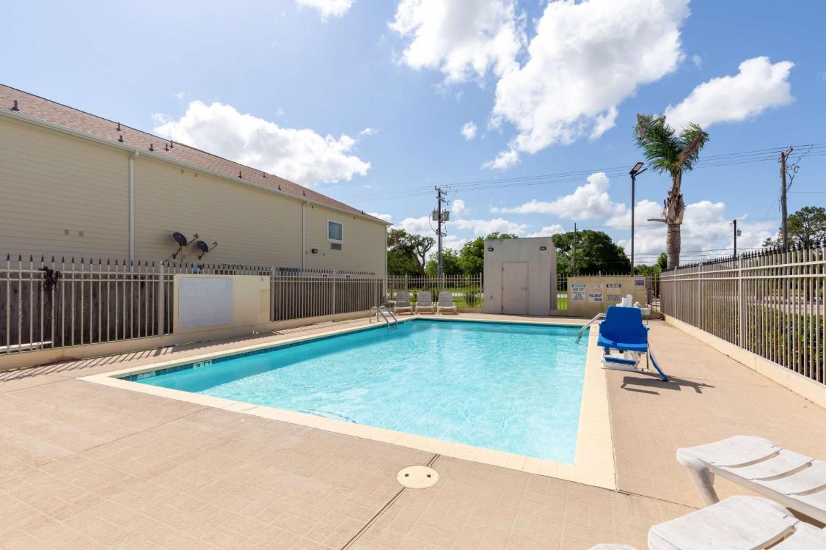 Studio 6 Bay City TX - Housity