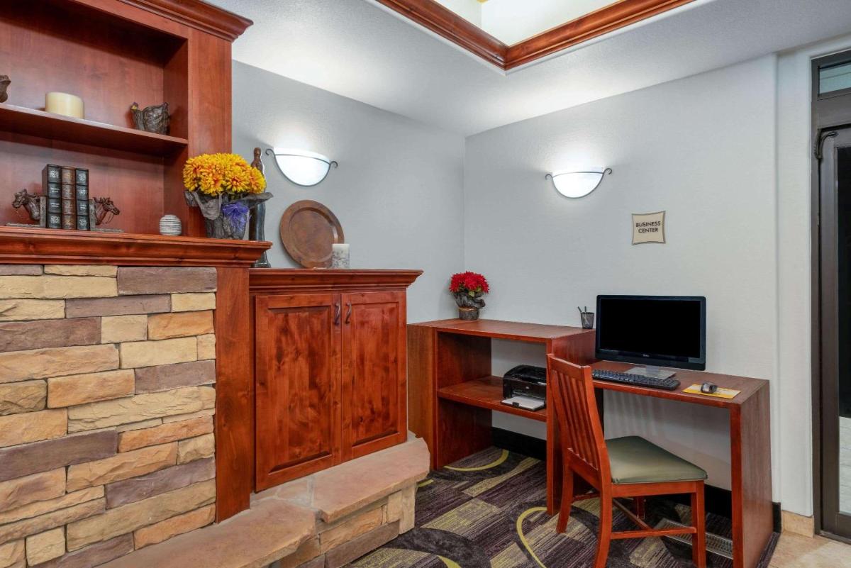 La Quinta by Wyndham Rifle - Housity
