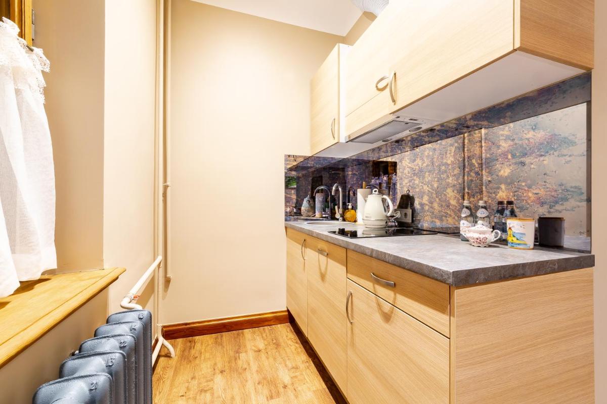 Ancient Storie's AP 65sqm Renovated Free parking - Housity