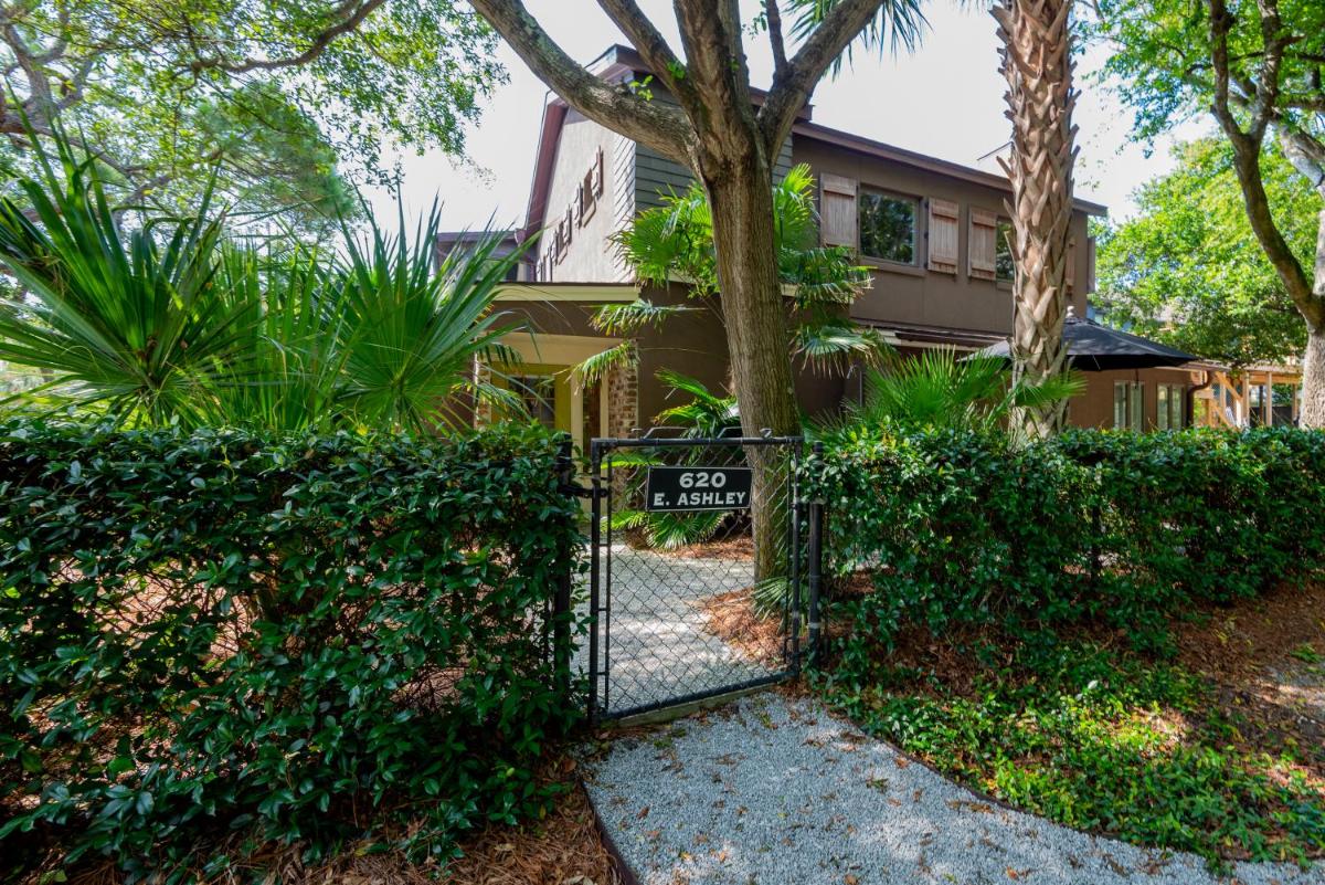 Folly Vacation 620 apartment w/bonus room, one block to the beach & pet friendly - Housity