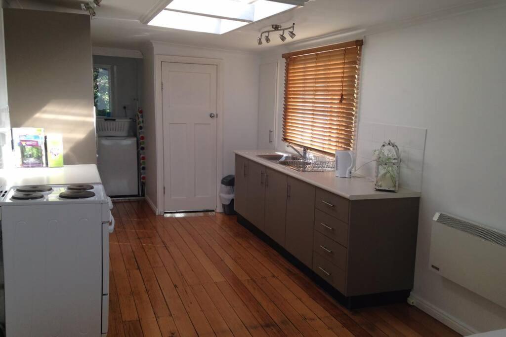 Hobart Beach Front Cottage - Housity
