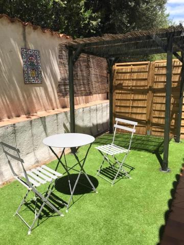 Studio indépendant près cap canaille avec terrasse - Housity
