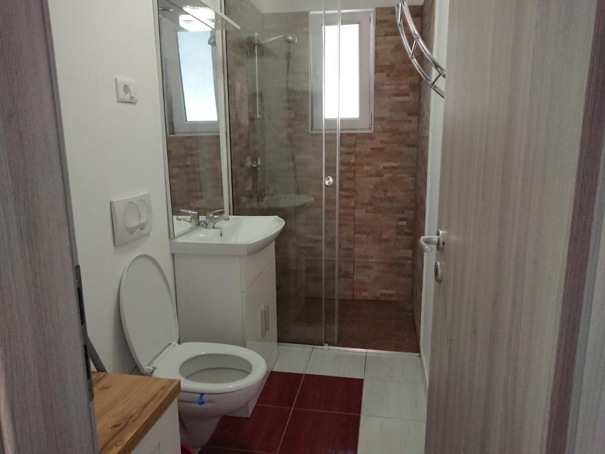 Apartments Pomer - Housity