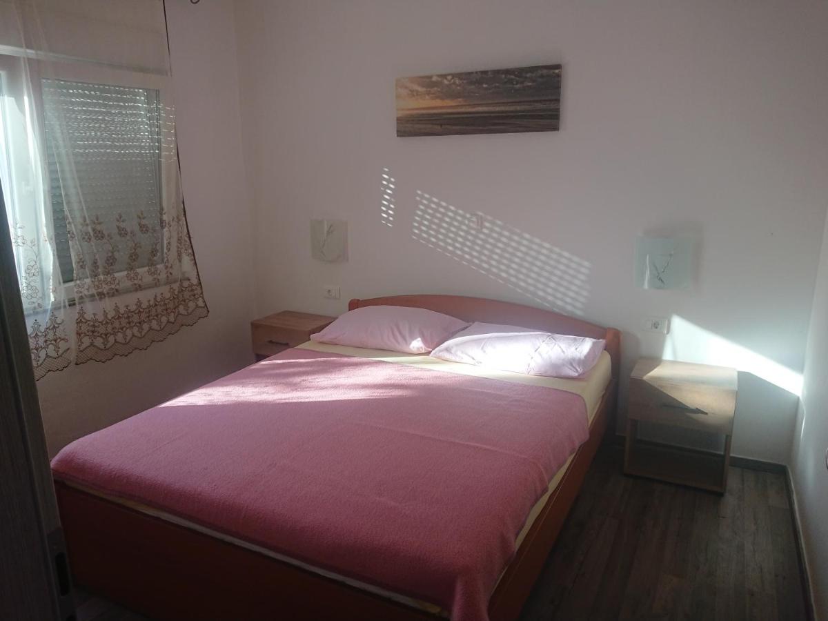 Apartments Pomer - Housity