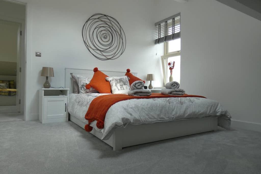 Copley Loft 3 Bedroom House with Patio - Housity